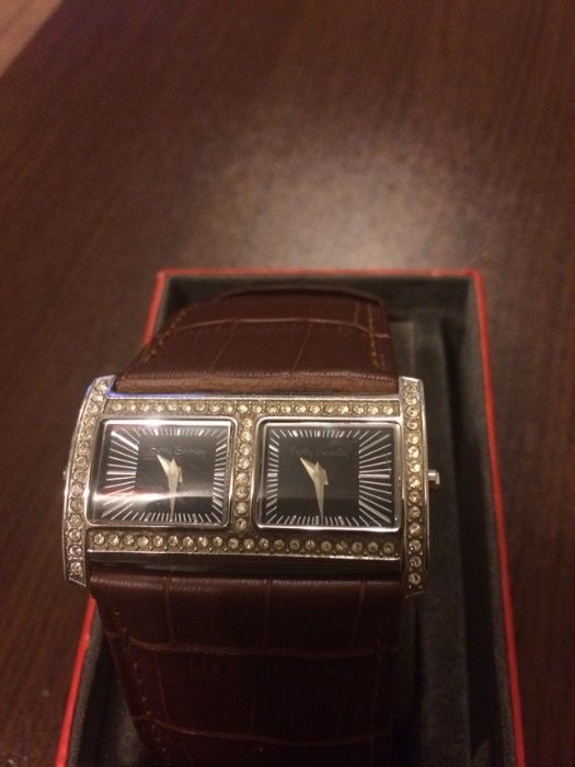 Часовник Betty Barclay с камани Swarovski