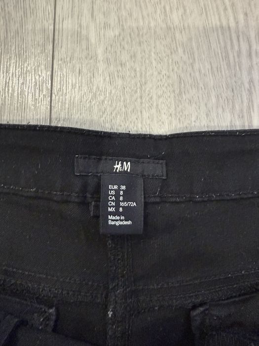 черни къси панталони и розова блузка