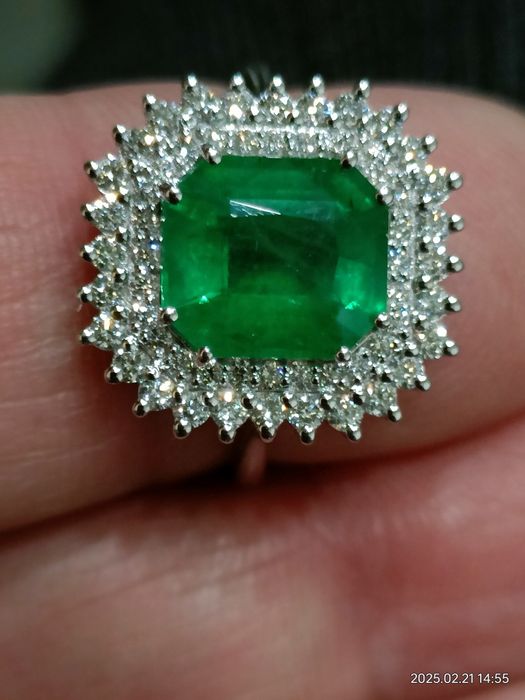 Vind inel din aur 18kt cu diamante 0,74ct și smarald 2,74ct