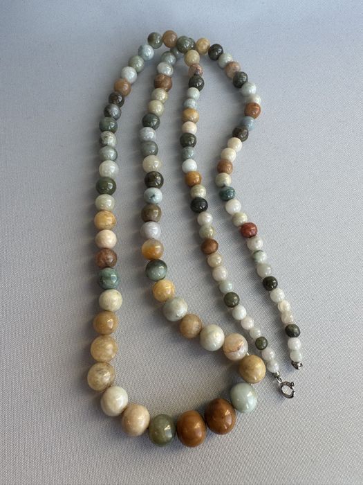 Colier lucrat manual din agate si argint