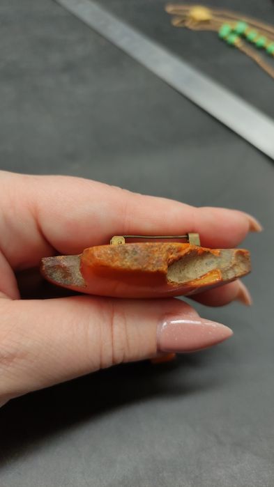 Брошь натуральный янтарь