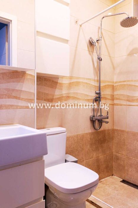 Продава се обзаведен тристаен апартамент на бул. Прага