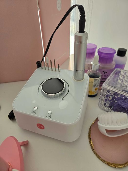 Бюро за маникюр и цялостно обурудване