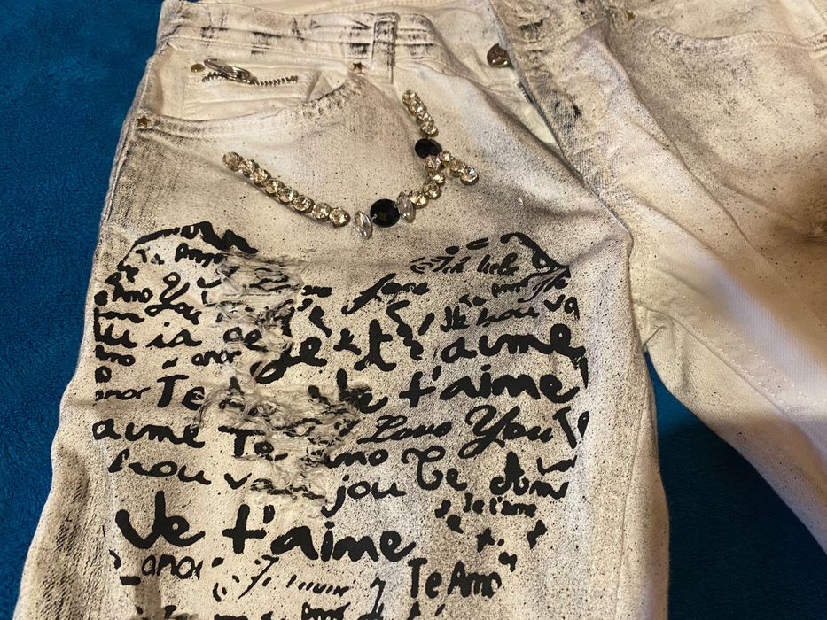 Бели дънки с камъни