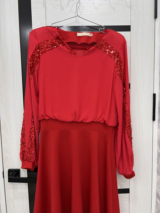 Красное женское платье