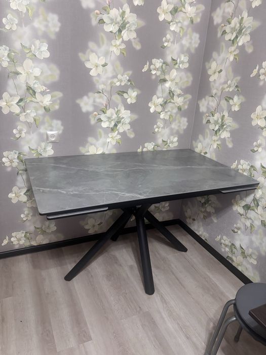 Кухонный каменный стол