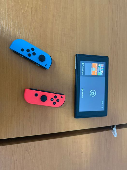 Nintendo switch red and blue si doua jocuri Mario si need for speed