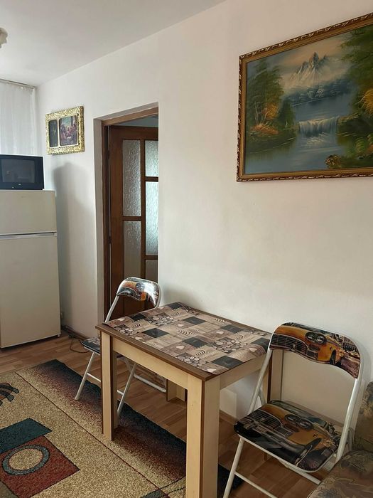 Inchiriez apartament cu 2 camere in in zona Decebalecebal aproape de piata. Apartamentul este situat la partier,este mobilat si utilat la cheie.