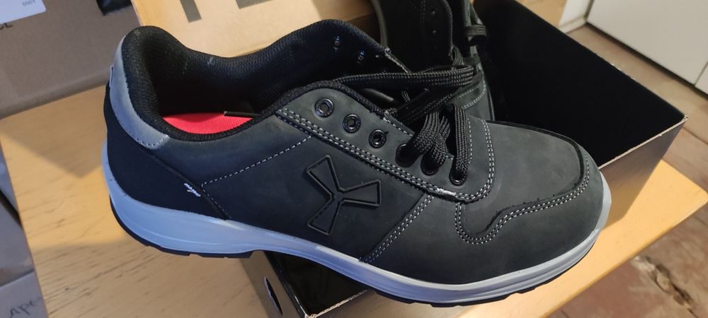 Работни обувки - чисто нови.