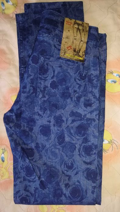 Дамски дънки / панталон с десен на рози - 28/30