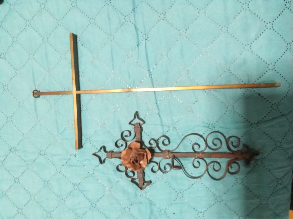 Два метални винтидж кръста