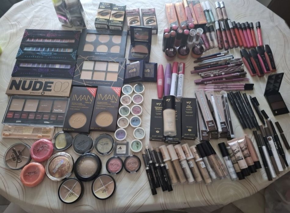 Lot 150 produse de machiaj