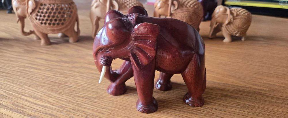 Коллекция деревянных слонов