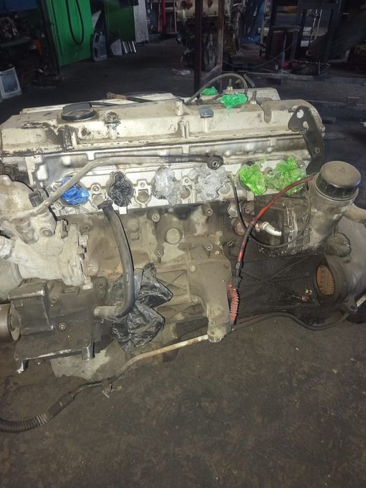Продам двигатель с коробкой Мерседес 210