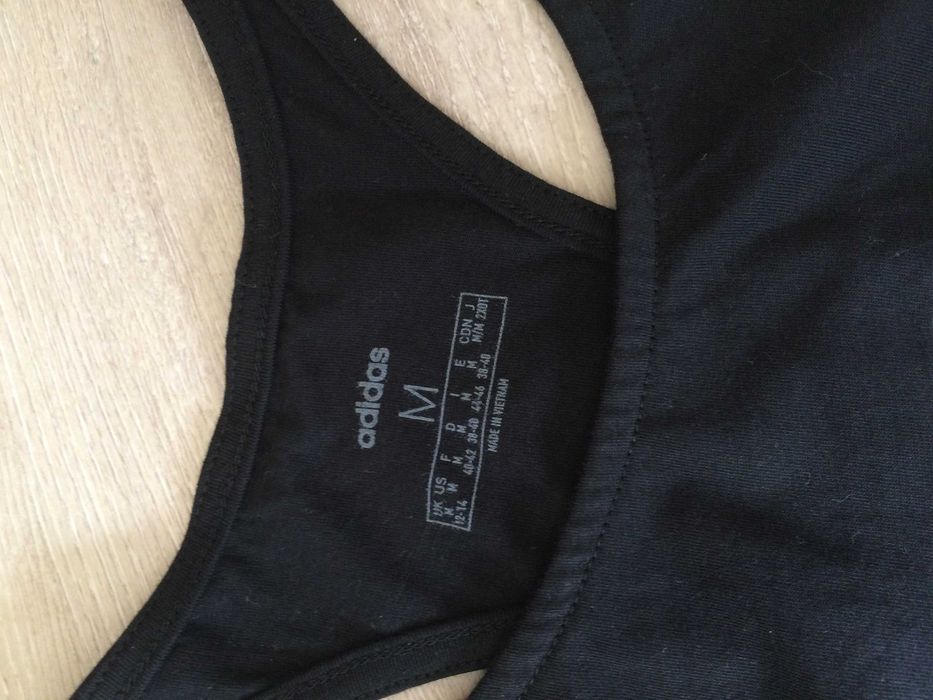 Чисто нов,черен дамски потник Adidas.