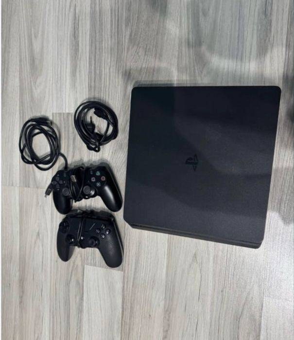 Ps4(slime) с три игри и с два контролера 300 лв