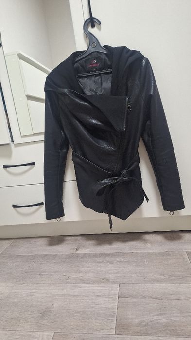 Продам кожаную черную куртку