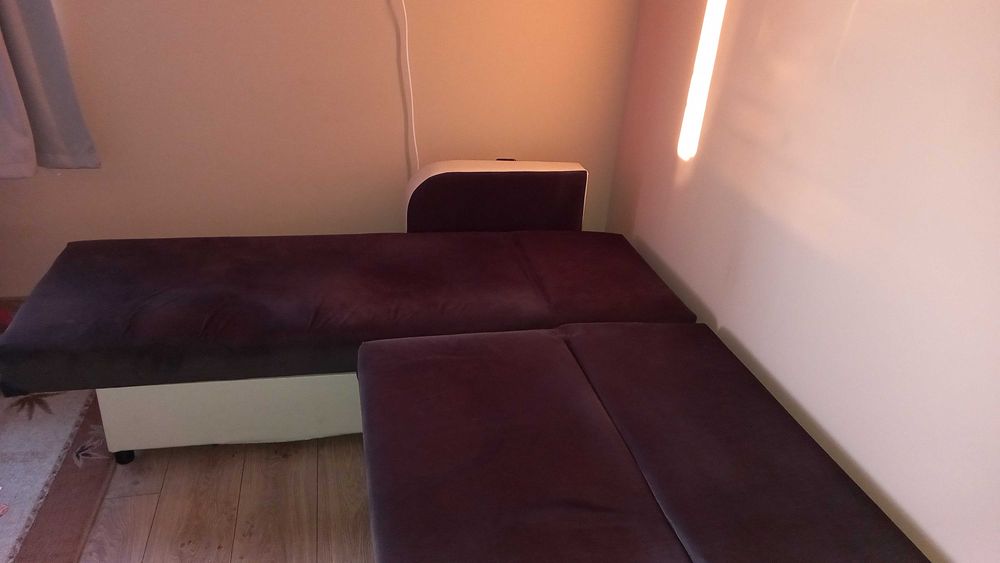 Продавам ъглов клик-клак диван кафяв с бежова кожа и две ракли.