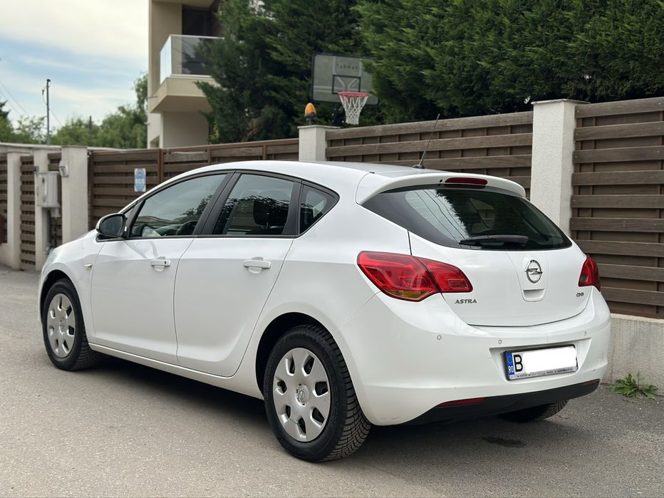 Opel Astra J Hatchback/ 1.7CDTI//6+1Trepte 2010/Euro5/anvelope Noi/ Climatronitc/Foarte intretinut