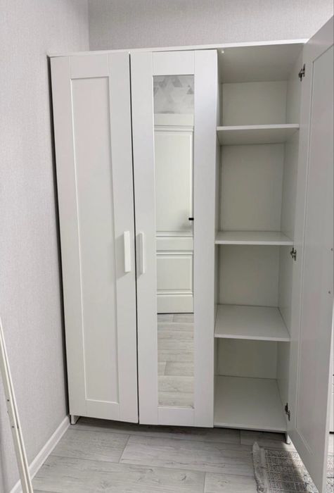 Шкаф IKEA трехдверный белый
