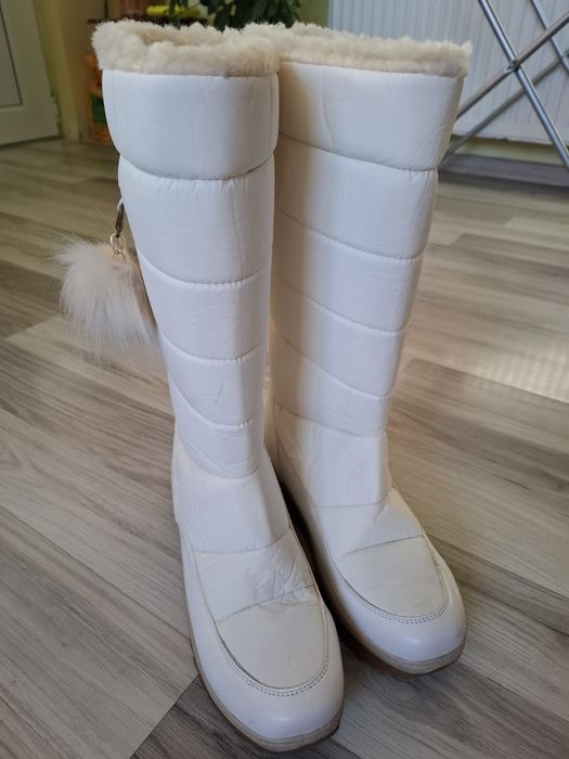 Бели ботуши с пухче
