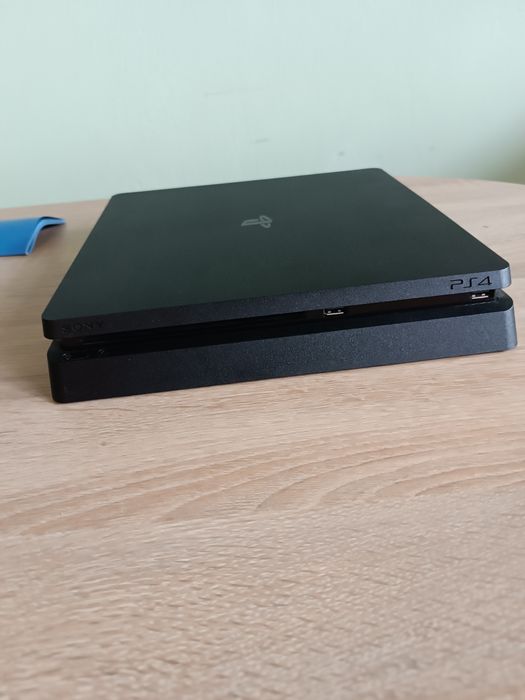 Vând PlayStation 4 + slim