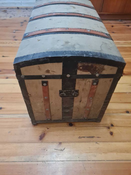 Продавам старинен сандък от 1890 год.