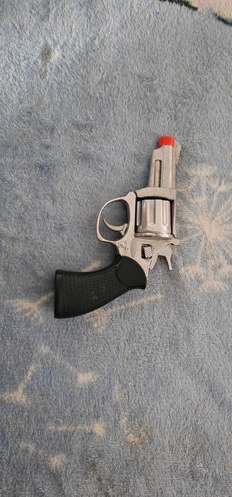 pistol din metal cu capse