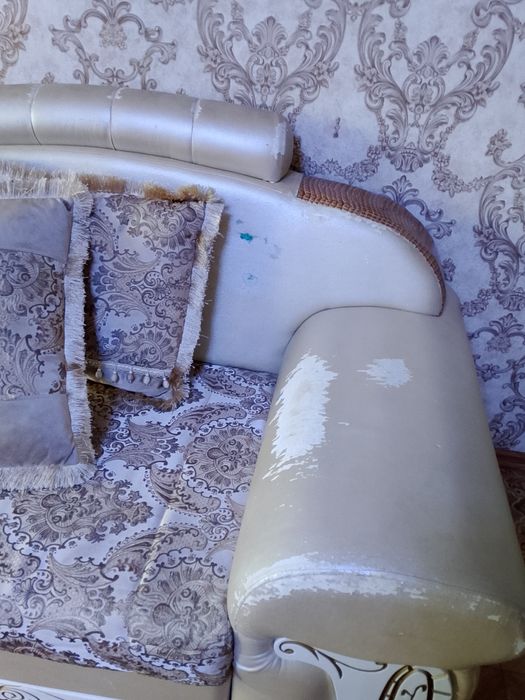 Срочно продам диван с подушками!!