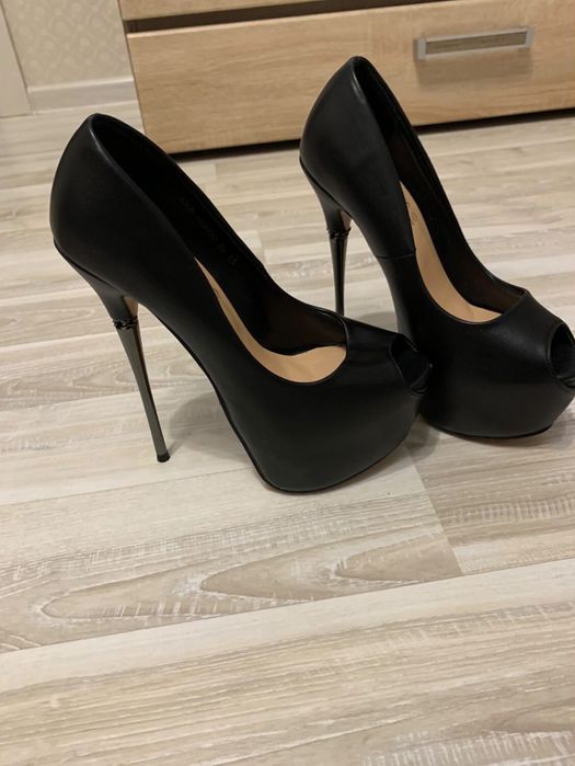 Туфли на высоком каблуке