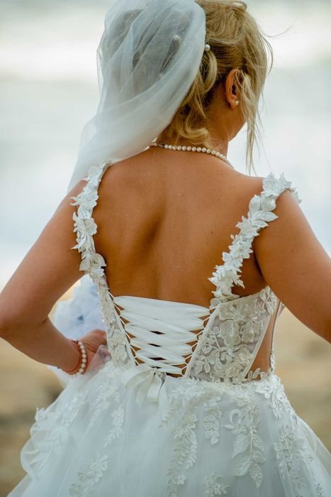 бутикова булченска рокля с подаръци воал,чанта,кошница,букет