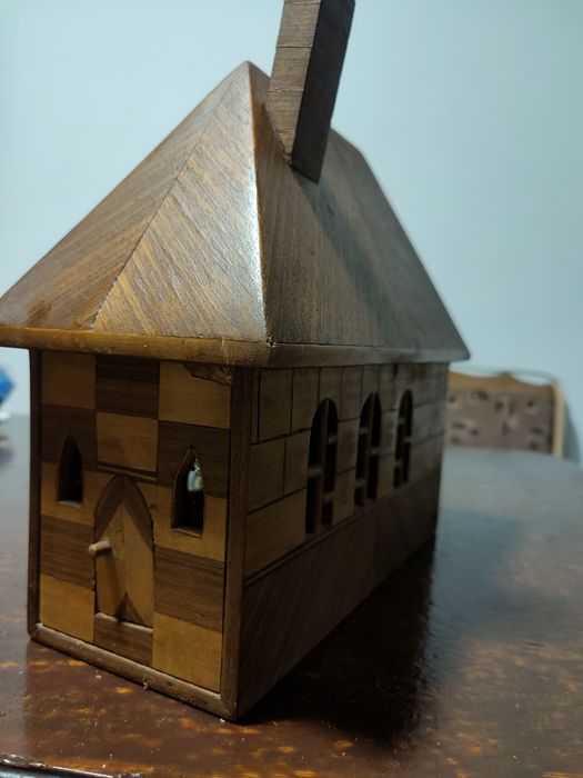 Căsuța decorativa construită manual.