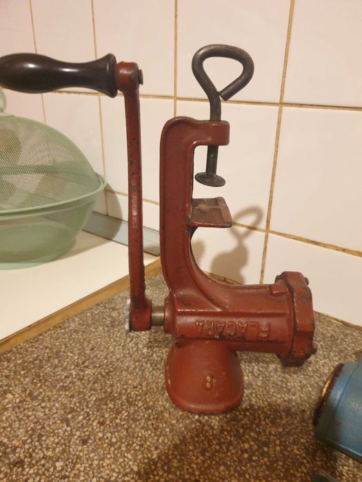 Masina tocat carne Flacara nr 8 din fonta si masina tocat nuci