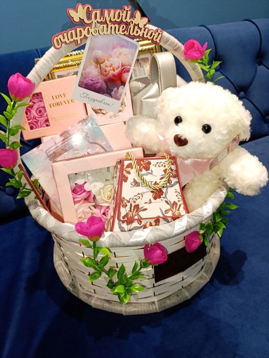 Подарочный бокс корзинка"Самой очаровательной" на 8 марта