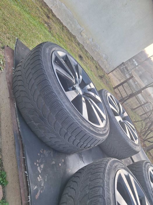 Cauciucuri cu geni pe 235/40 R19.  96V Cauciucurile sunt in stare buna