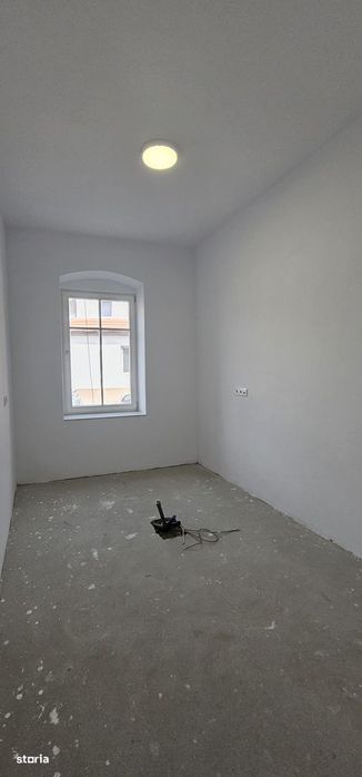 Vand spatiu cu intrare din strada,pretabil cabinete medicale,Pta Cibin