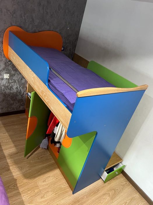 Продам детский  кровать вместе шкаф