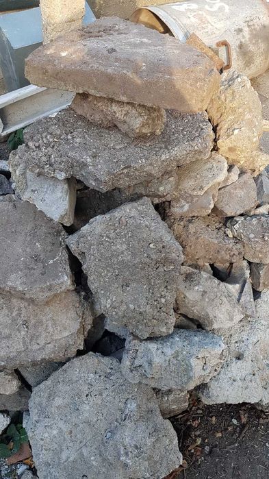 Donez bucati de beton pentru fundatii