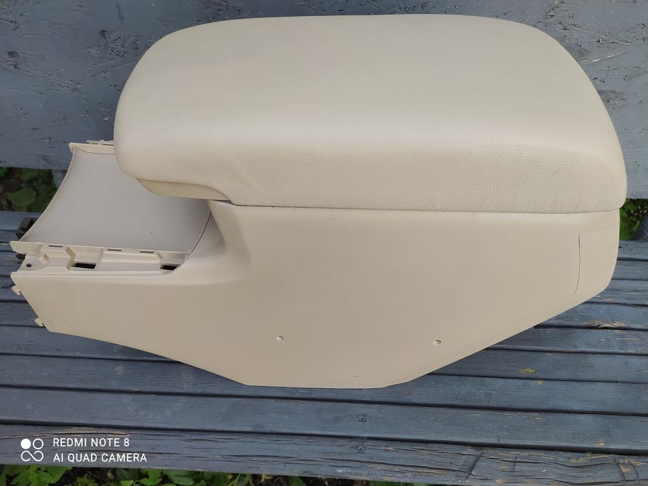 Продам подлокотник на Авалон