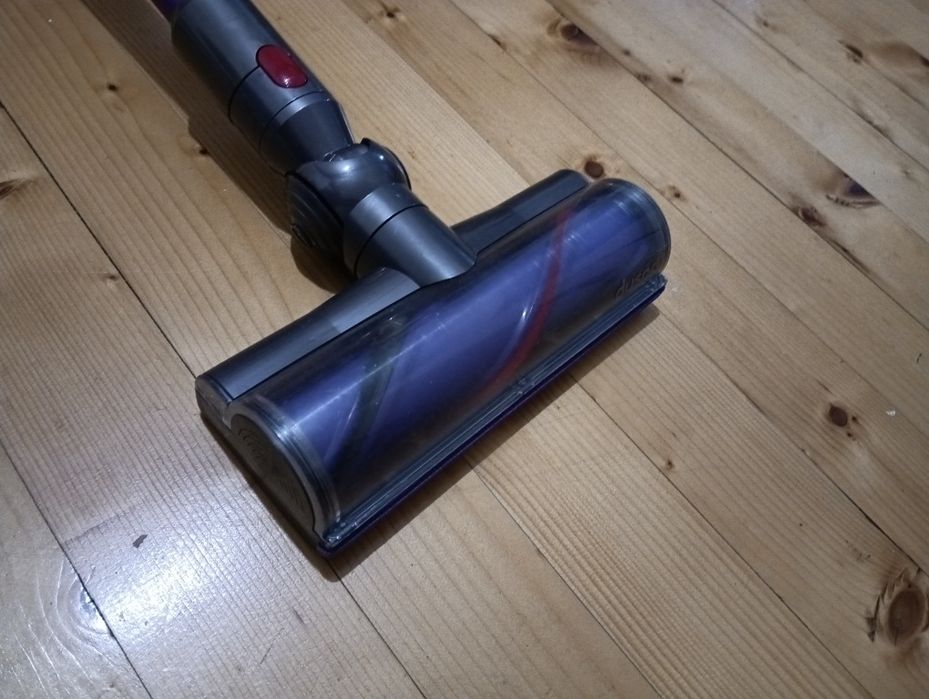 Много добра Dyson V10 безжична прахосмукачка пълен комплект