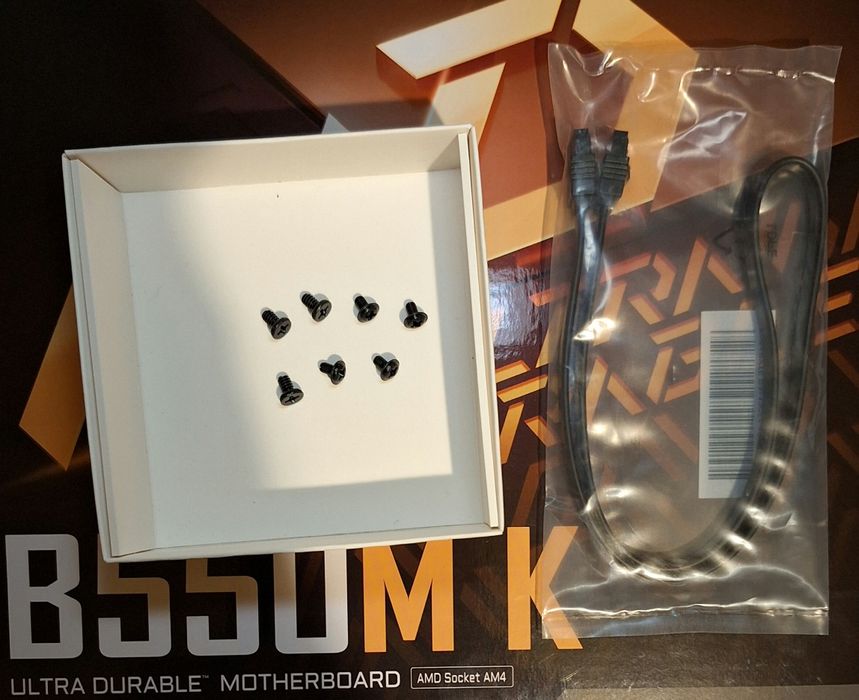 Chit Procesor+placa de baza însoțit de acestoriile necesare