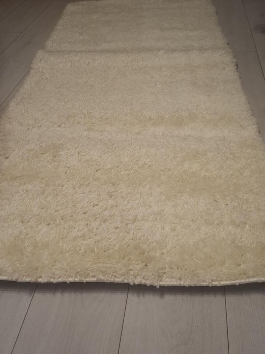 Рошави бели пътеки и килим