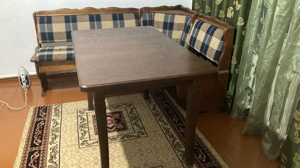 Угловой диван +стол