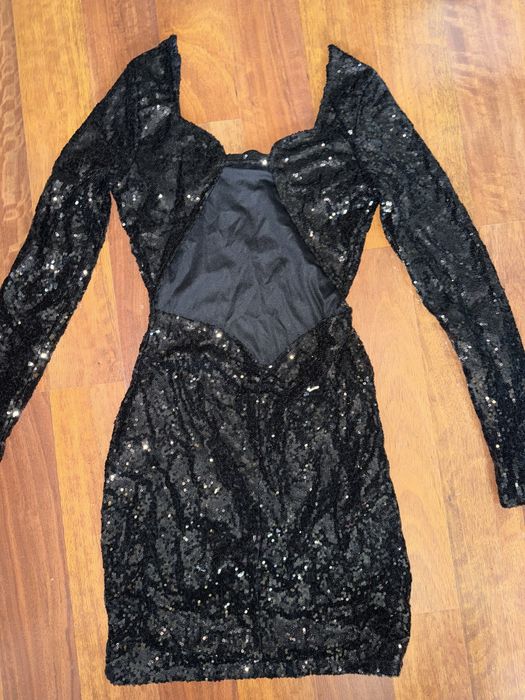 Пайетена рокля по тялото