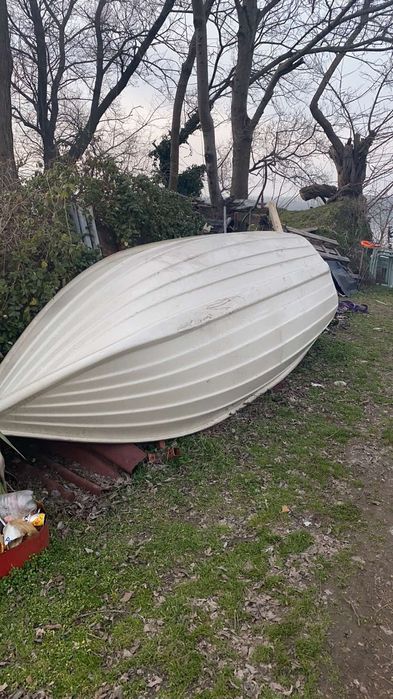 Продавам гребна лодка
