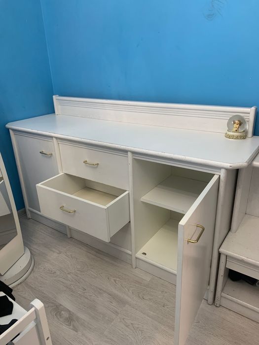 Два комплекта мебели