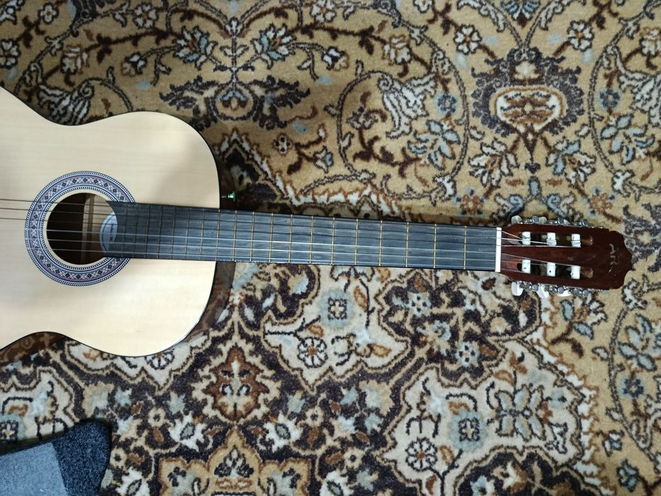 Продам гитару акустическая