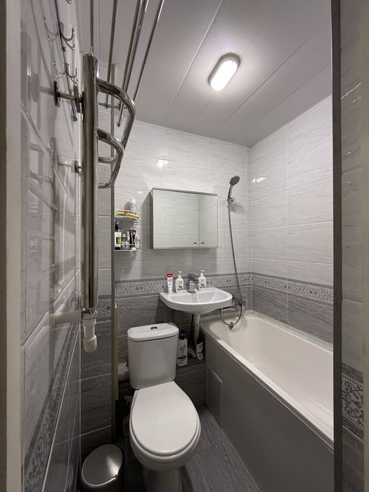 Продается квартира, 1х комнатный, сделанный 2комнатный.