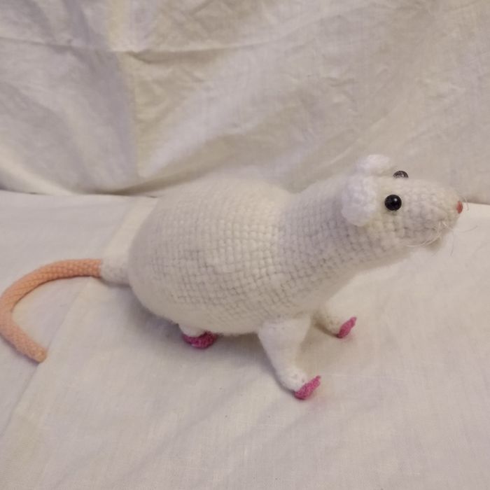 Вязаная игрушка мышка