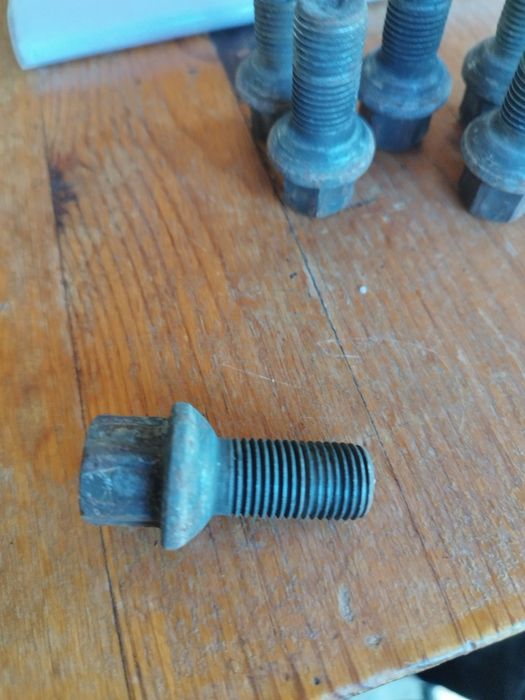 Дълги и къси болтове за Мерцедес оригинални